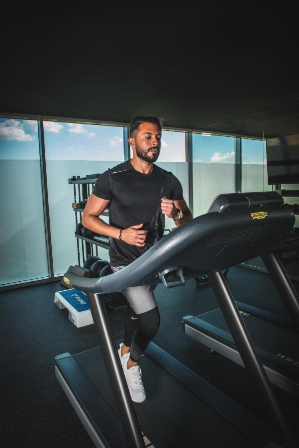 Shirvan Hotel City Yard Jeddah Exterior photo A man on a treadmill