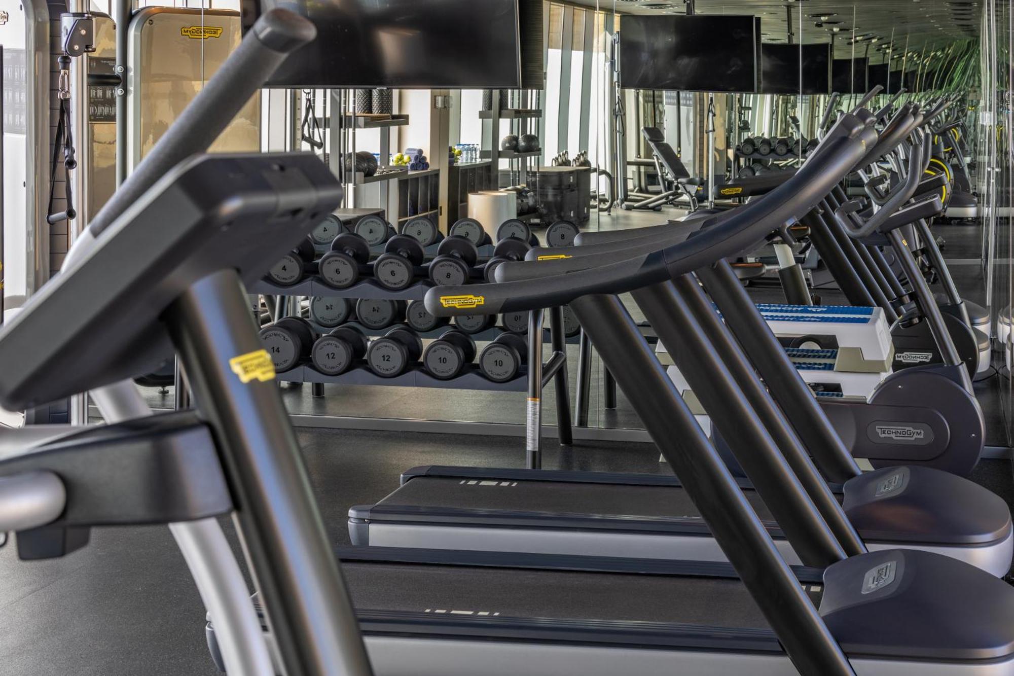 Shirvan Hotel City Yard Jeddah Exterior photo A row of treadmills