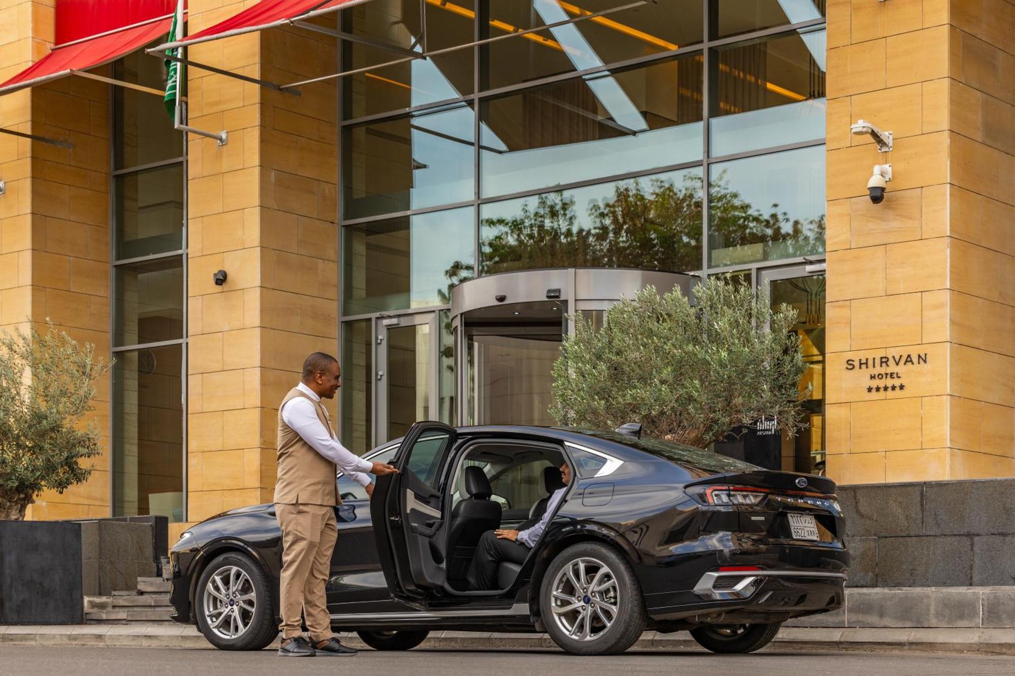 Shirvan Hotel City Yard Jeddah Exterior photo A chauffeur opening the door of a car